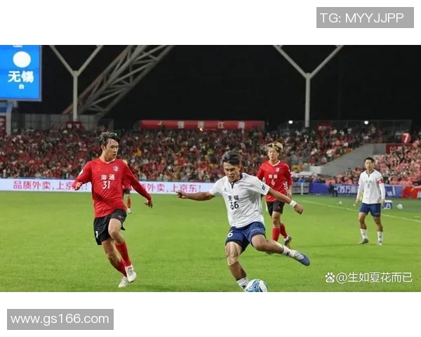 足球明星闪耀野球场激情对决引发球迷热潮